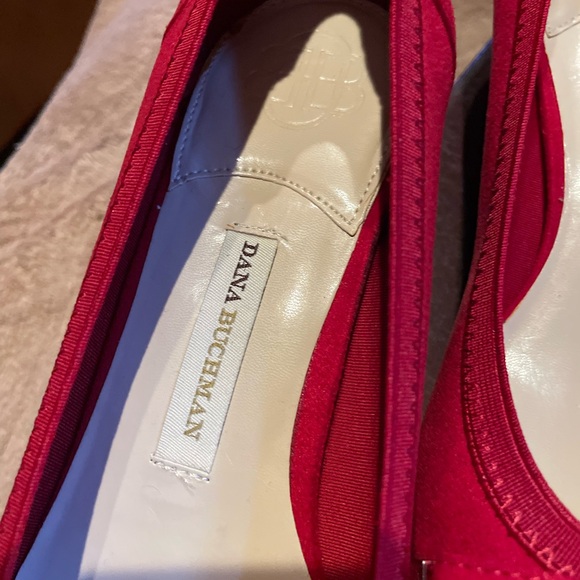 Dana Buchman NEW in Box Comfort Pump in Size 10, 1” Wedge Heel. Beautiful Red - Picture 9 of 14